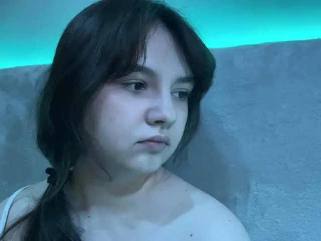 AmyBelmontt – webcam model profile photo Image 2