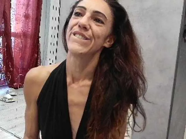 CurlyRina – webcam model profile photo Image 17