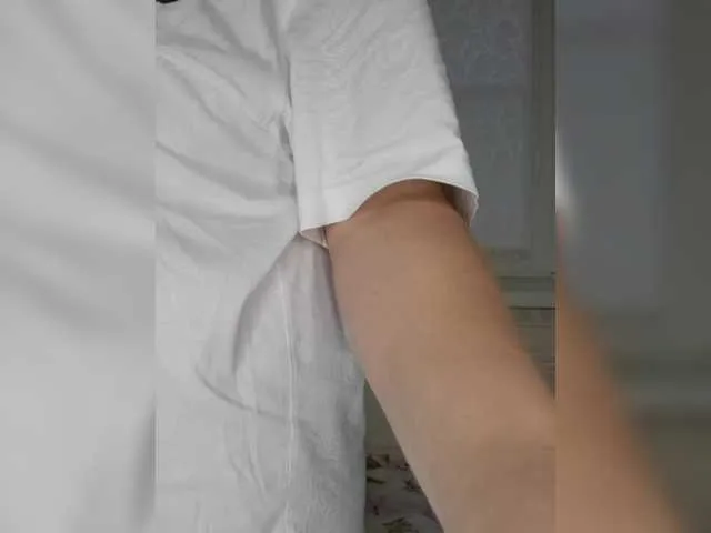 UrLillShy – webcam model profile photo Image 11