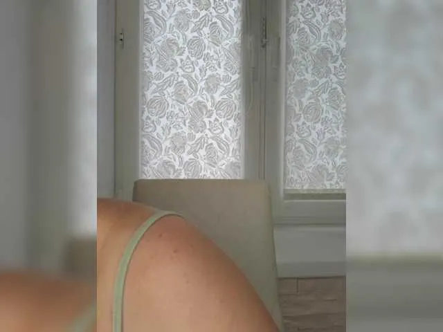 UrLillShy – webcam model profile photo Image 16