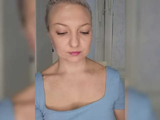 UrLillShy – webcam model profile photo Image 17