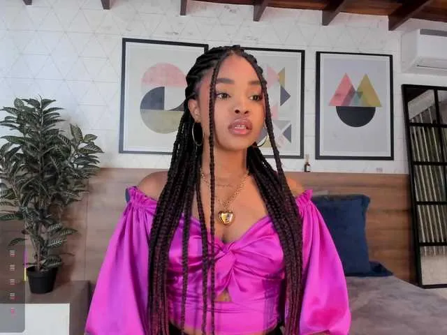 Noya – webcam model profile photo Image 5