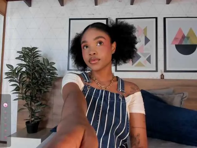 Noya – webcam model profile photo Image 6