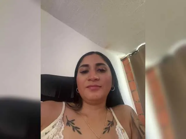 IamCrystal2 – webcam model profile photo Image 17