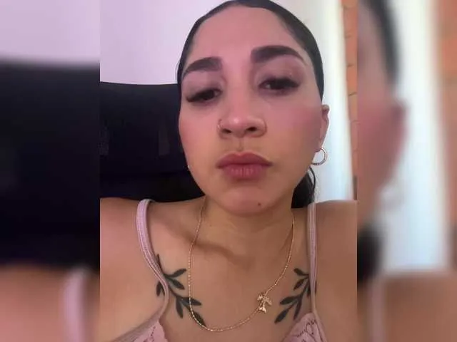 IamCrystal2 – webcam model profile photo Image 18