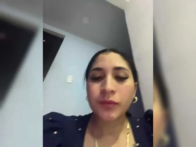 IamCrystal2 – webcam model profile photo Image 2