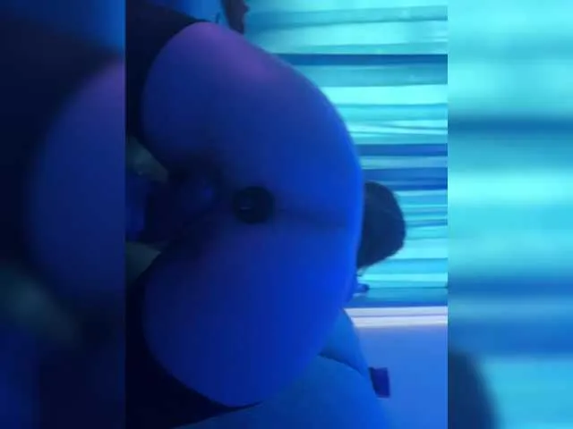 AmyBelmontt – webcam model profile photo Image 2