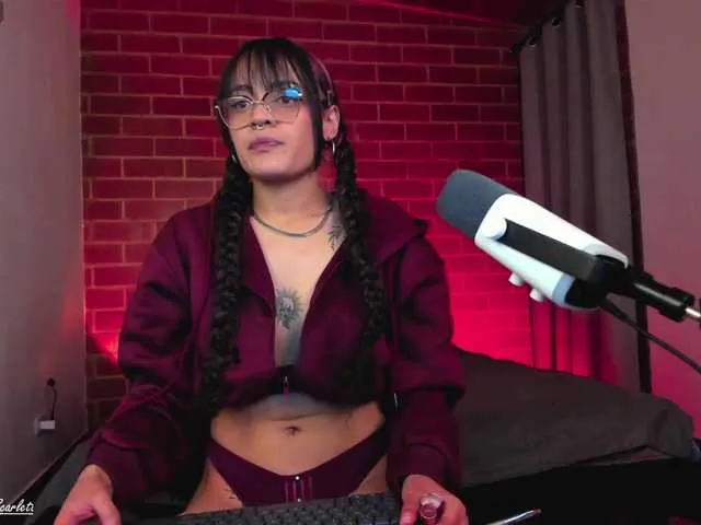 CurlyScarlett13 – webcam model profile photo