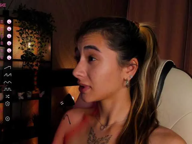 CassieGil – webcam model profile photo Image 12