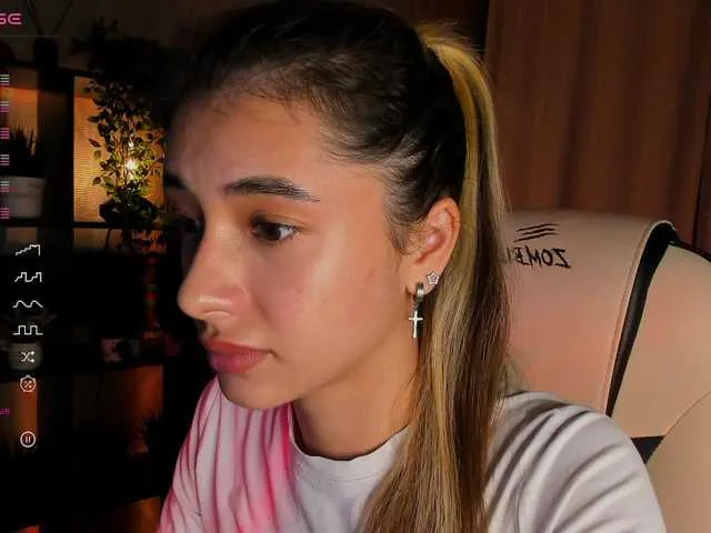 CassieGil – webcam model profile photo Image 13