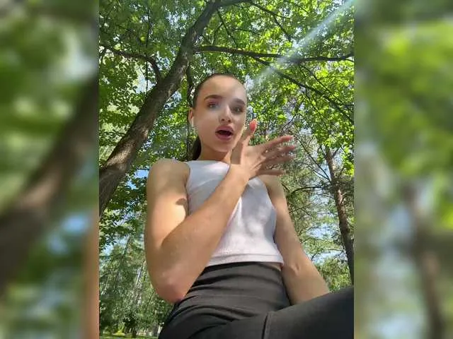 AmyBelmontt – webcam model profile photo Image 2