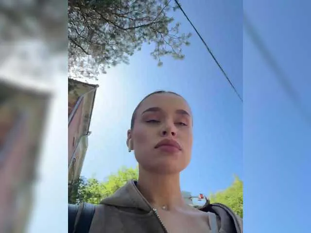 AmyBelmontt – webcam model profile photo Image 5