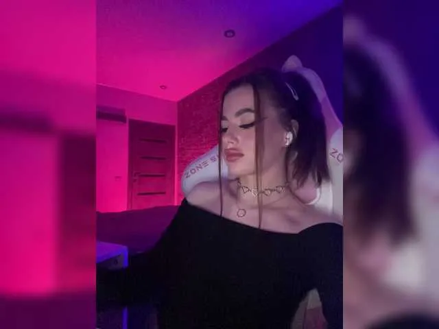 AmbarMore – webcam model profile photo Image 13