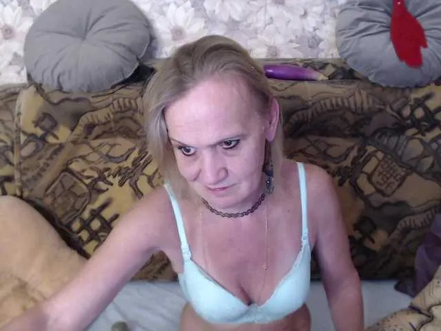 GLaM_GoDdEsS_143 – webcam model profile photo Image 13