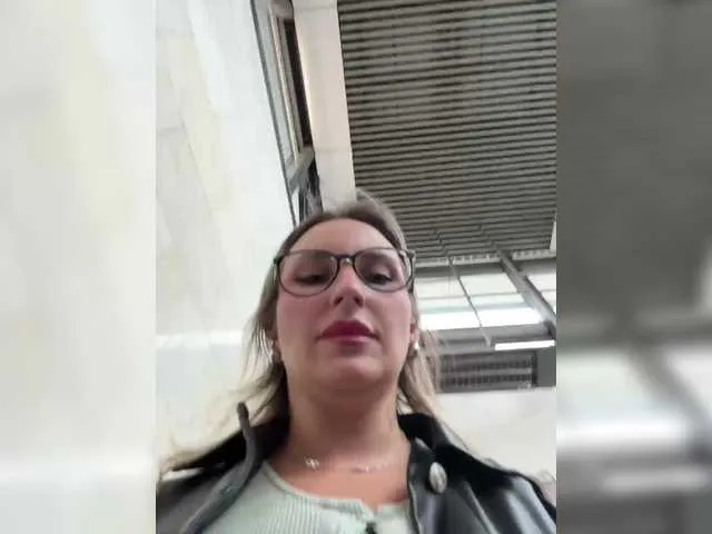 MarianaRoa – webcam model profile photo Image 2