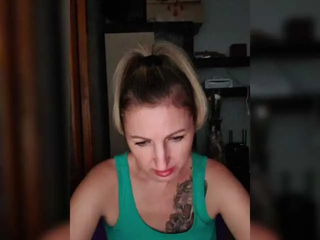 IamCrystal2 – webcam model profile photo Image 10