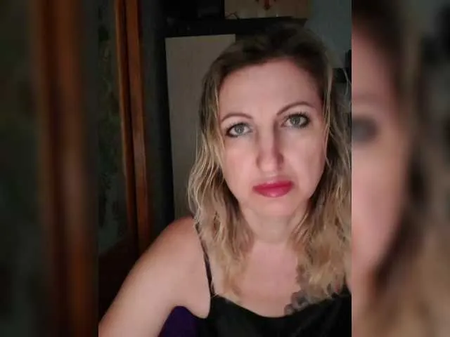 IamCrystal2 – webcam model profile photo Image 12