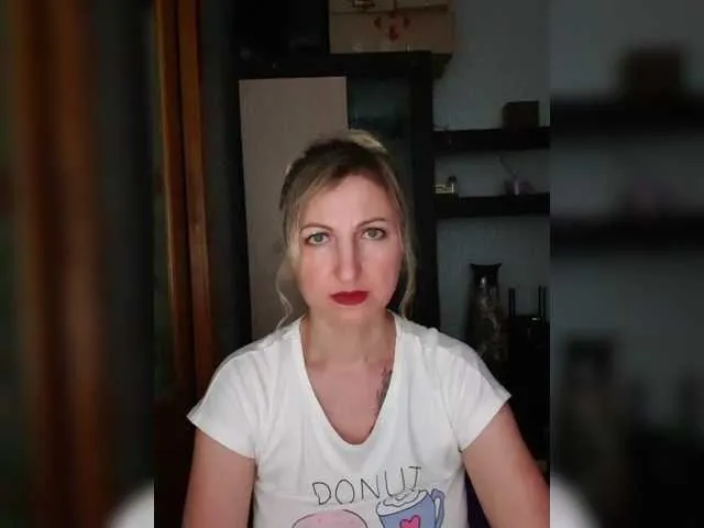 IamCrystal2 – webcam model profile photo Image 2