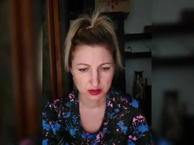 IamCrystal2 – webcam model profile photo Image 3