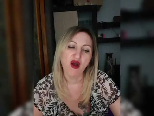 IamCrystal2 – webcam model profile photo Image 4