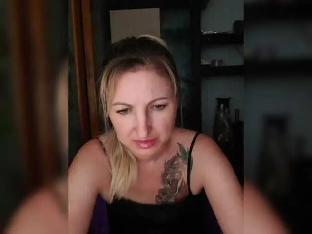 IamCrystal2 – webcam model profile photo Image 5