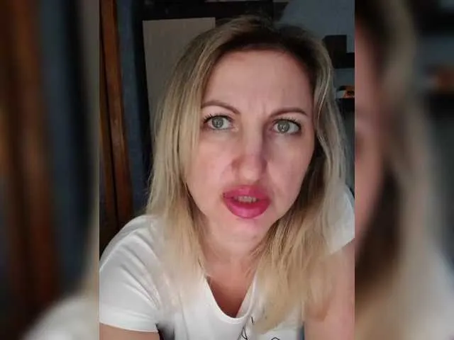 IamCrystal2 – webcam model profile photo Image 7