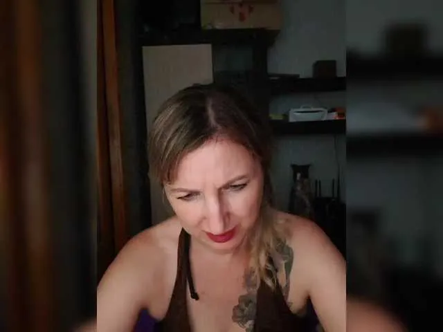 IamCrystal2 – webcam model profile photo Image 8