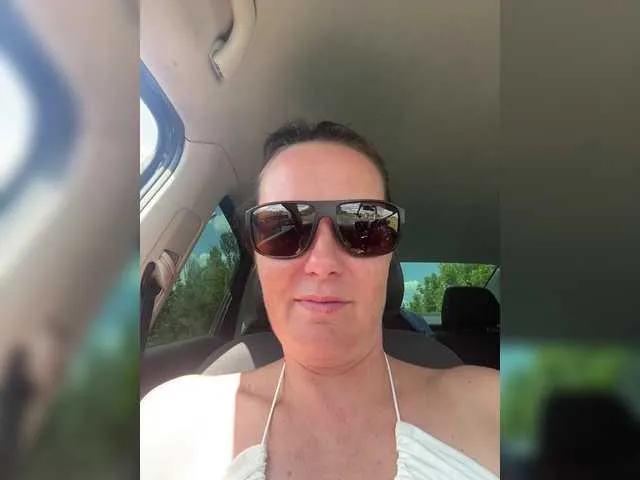 sonyarouge – webcam model profile photo Image 3