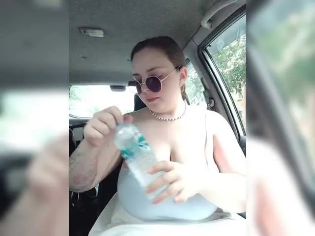 KiraHill – webcam model profile photo Image 15