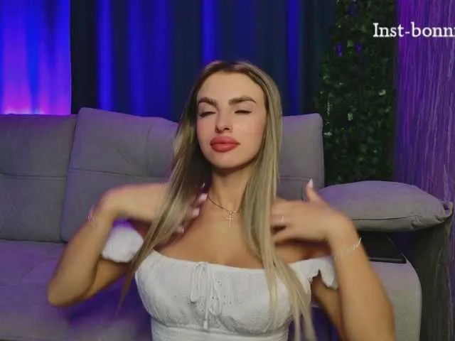 LittleGianna – webcam model profile photo Image 14