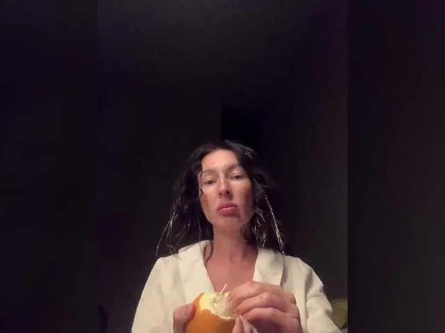 LunaKrismas – webcam model profile photo Image 3