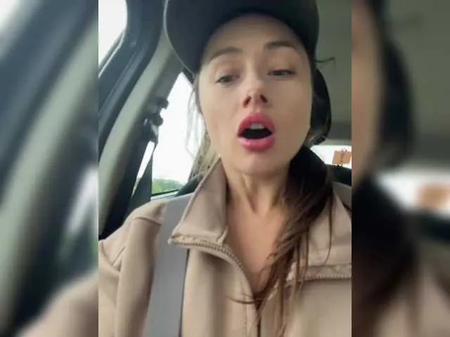 Barbieblondine – webcam model profile photo Image 3