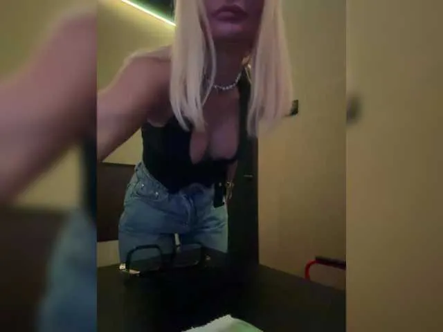 MartinaWolf – webcam model profile photo Image 3