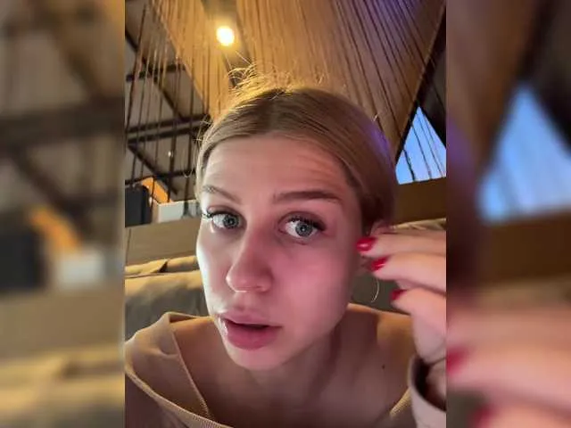 AlannaWeest – webcam model profile photo Image 10