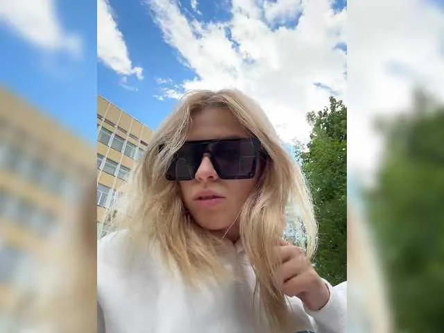 AlannaWeest – webcam model profile photo Image 11