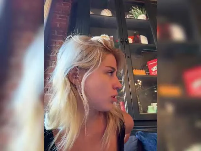 AlannaWeest – webcam model profile photo Image 15