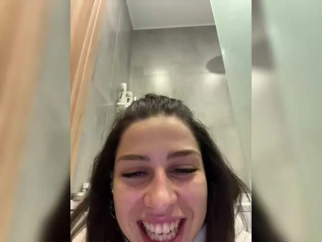 AlannaWeest – webcam model profile photo Image 18