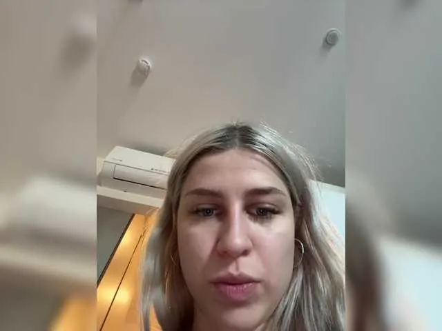 AlannaWeest – webcam model profile photo Image 3