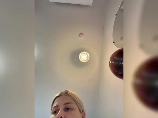 AlannaWeest – webcam model profile photo Image 4