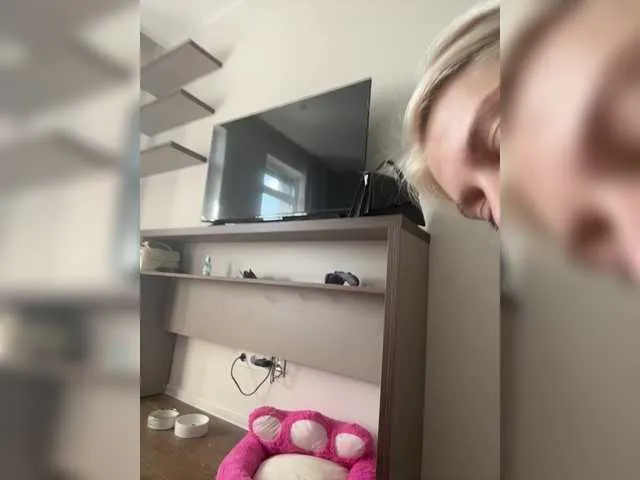 AlannaWeest – webcam model profile photo Image 9