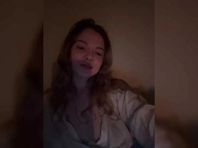 AlesandraMachado – webcam model profile photo Image 3