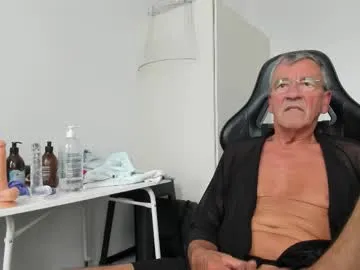 CurlyRina – webcam model profile photo Image 15