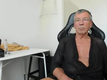 CurlyRina – webcam model profile photo Image 18