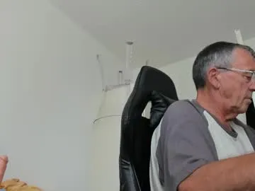 CurlyRina – webcam model profile photo Image 2