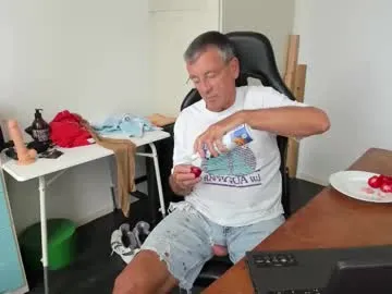 CurlyRina – webcam model profile photo Image 4