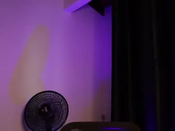 HugeTitties – webcam model profile photo Image 18