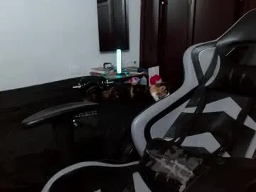 skinnyguywithbigd – webcam model profile photo Image 12