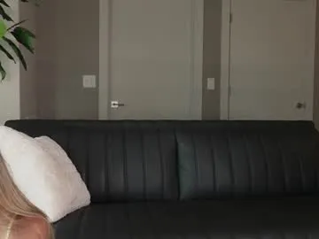 LittleGianna – webcam model profile photo Image 7