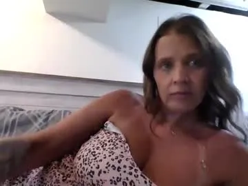 AuryPineda – webcam model profile photo Image 2