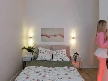 DenLina – webcam model profile photo Image 17